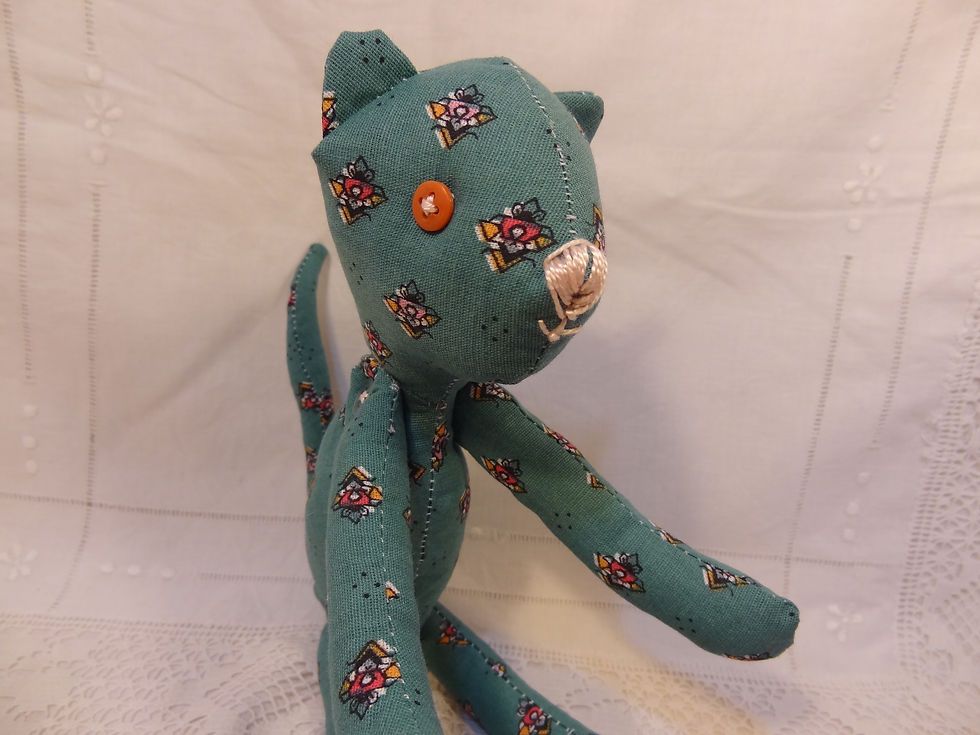 Miniature : Petit chat doudou en tissu vert.