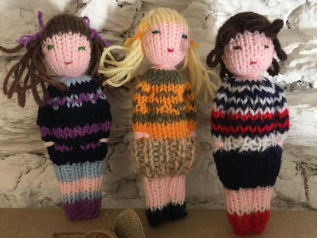 Des mini poupées en laine.