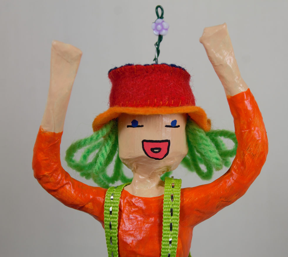 Miniature : Un petit clown sur son monocycle, sculpture papier.