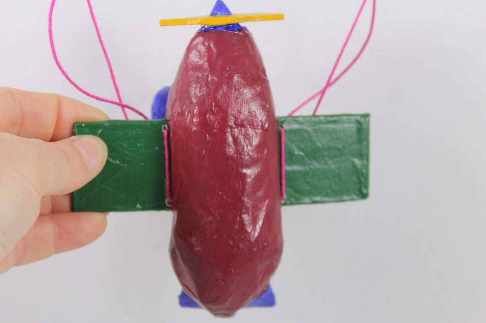 Miniature : Un petit aviateur dans son avion rouge. Déco enfantine.