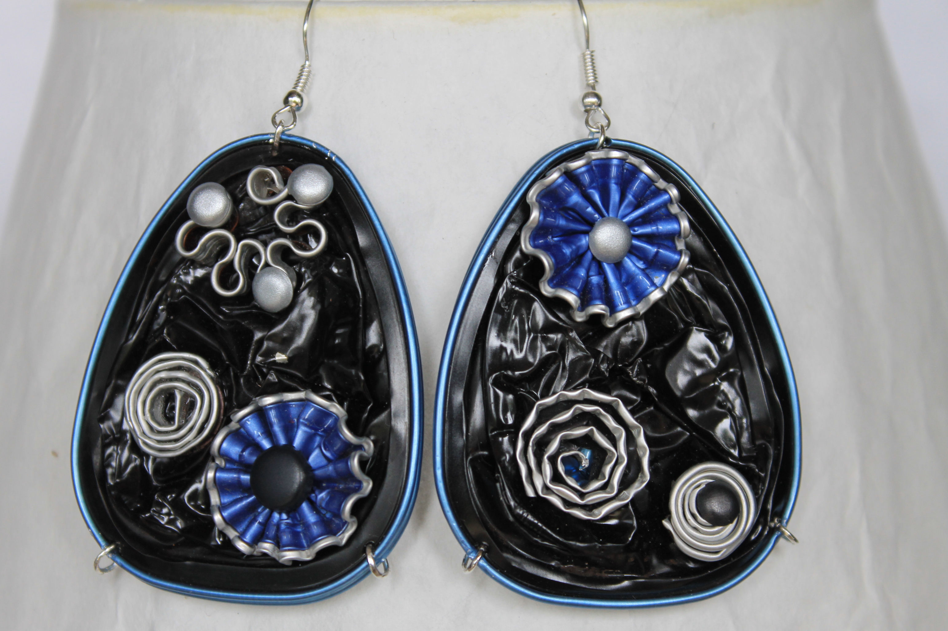 Grandes boucles d'oreilles noires et bleues.