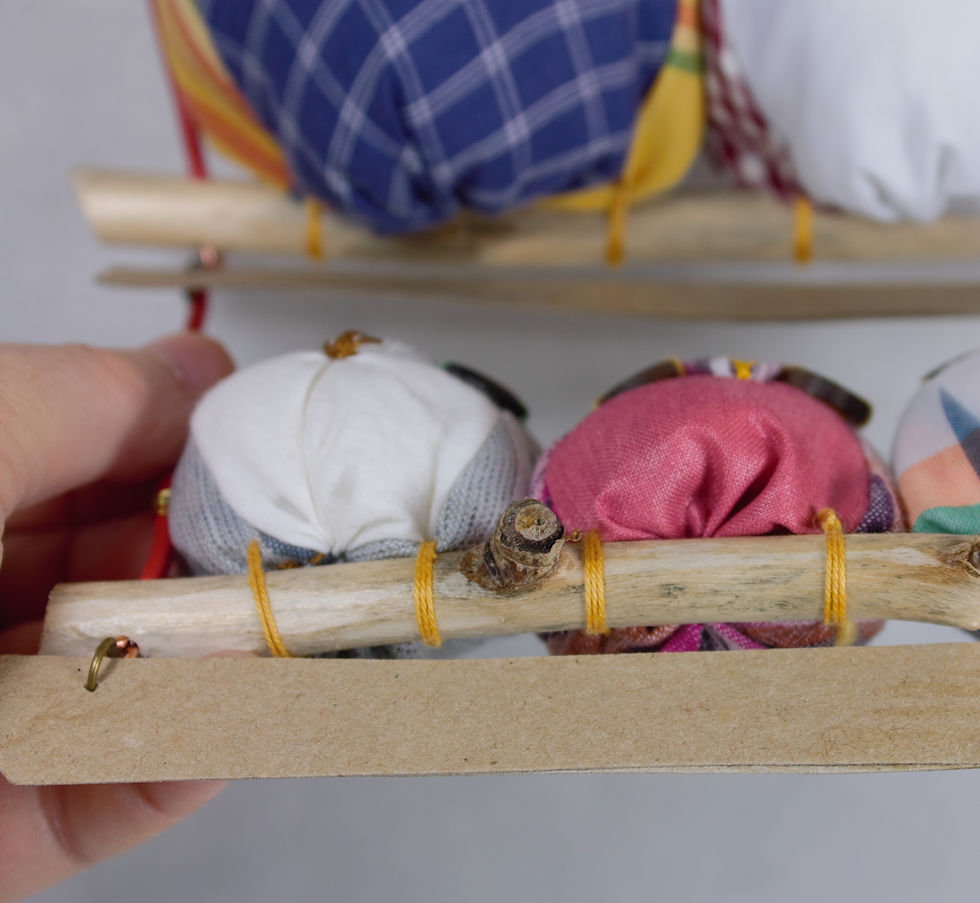 Miniature : Cadeau personnalisé : une famille hiboux perchée.