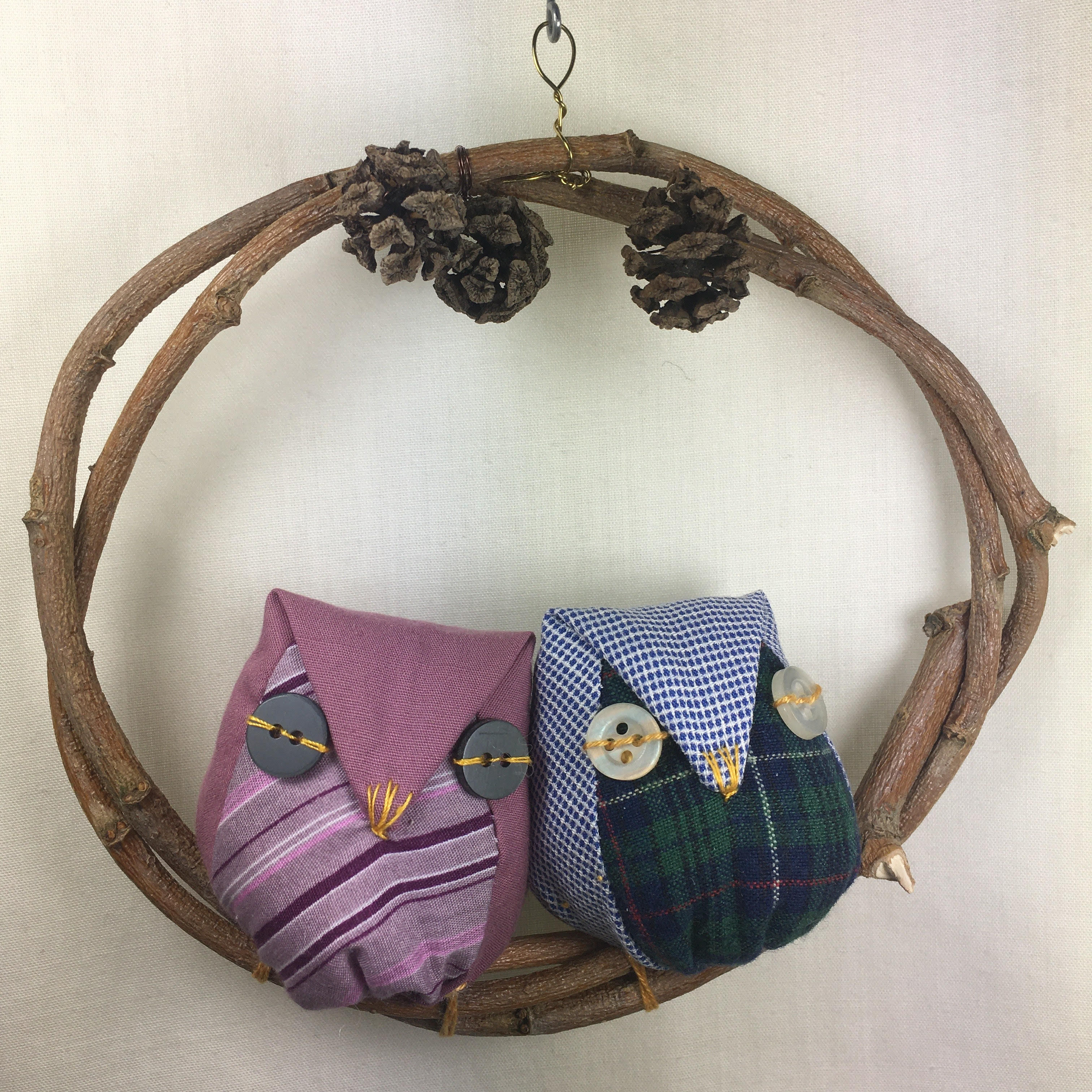 Décoration à suspendre, 2 petites chouettes perchées.