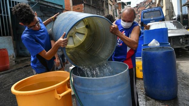 Crisis en Venezuela: qué hay detrás de la "fiebre" por excavar pozos en los edificios de Caracas