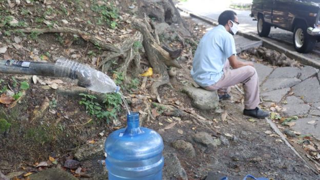 Crisis en Venezuela: qué hay detrás de la "fiebre" por excavar pozos en los edificios de Caracas