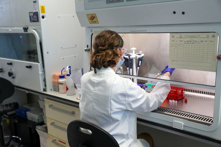 La vacuna de Oxford genera el mismo nivel de anticuerpos que los creados por pacientes recuperados