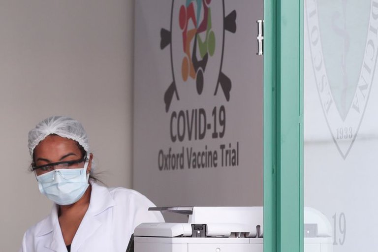 La vacuna de Oxford genera el mismo nivel de anticuerpos que los creados por pacientes recuperados