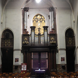 Totaal vooraanzicht vanuit de kerk