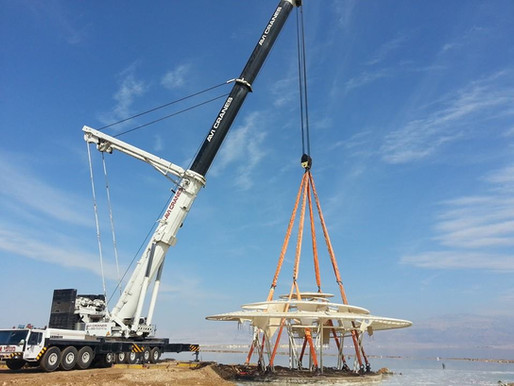 מנופי אבי ברקע ים המלח