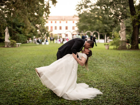 Matrimonio Villa Marcello Loredan Franchin Ceggia sposi nel parco con villa sullo sfondo