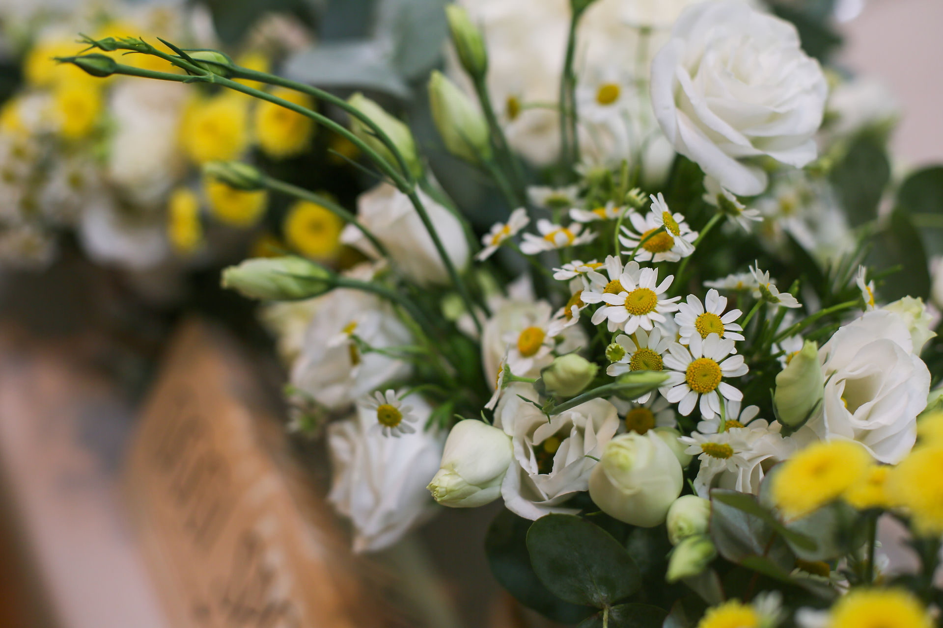 Bouquet e fiori di stagione bianchi e gialli per matrimonio semplice ed elegante.