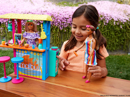 Barbie y su primera colección hecha con desechos plásticos