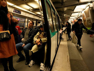 ПАРИСЫН МЕТРОНД ЦАГААЧ ЭТГЭЭД ГУРВАН ЭМЭГТЭЙГ ХУТГАЛЖЭЭ