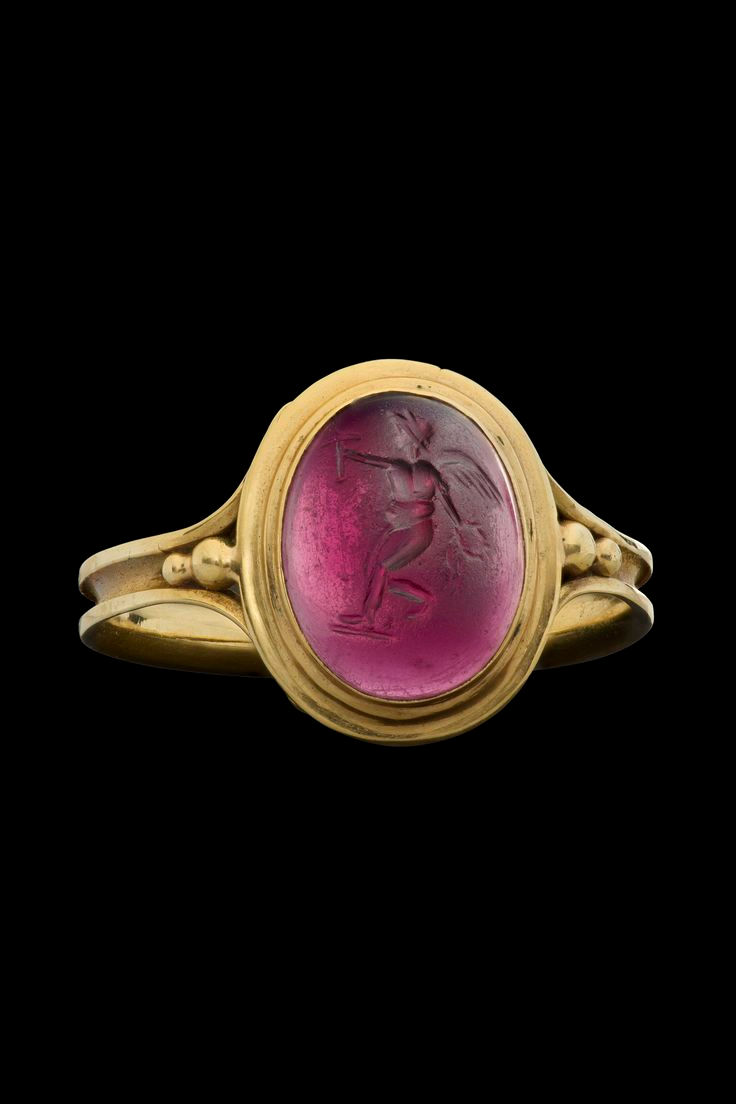 Bague romaine en grenat ornée de Cupidon, vers le Ier siècle avant J.-C.