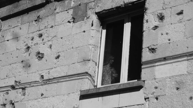 collectif yaj photographie numérique contemporaine photography contemporary art moderne modern artwork œuvre black and white noir et blanc le tableau the canvas fenêtre window sculpture plâtre plaster bricks briques wall mur tuffeau sainte saint visage face portrait impacts religion