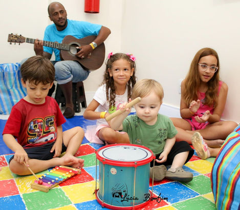 brincalala-criancas-brincando-com-brinquedos-instrumentais-recreador-tocando-violao_creditos_fotografaluciabomfim