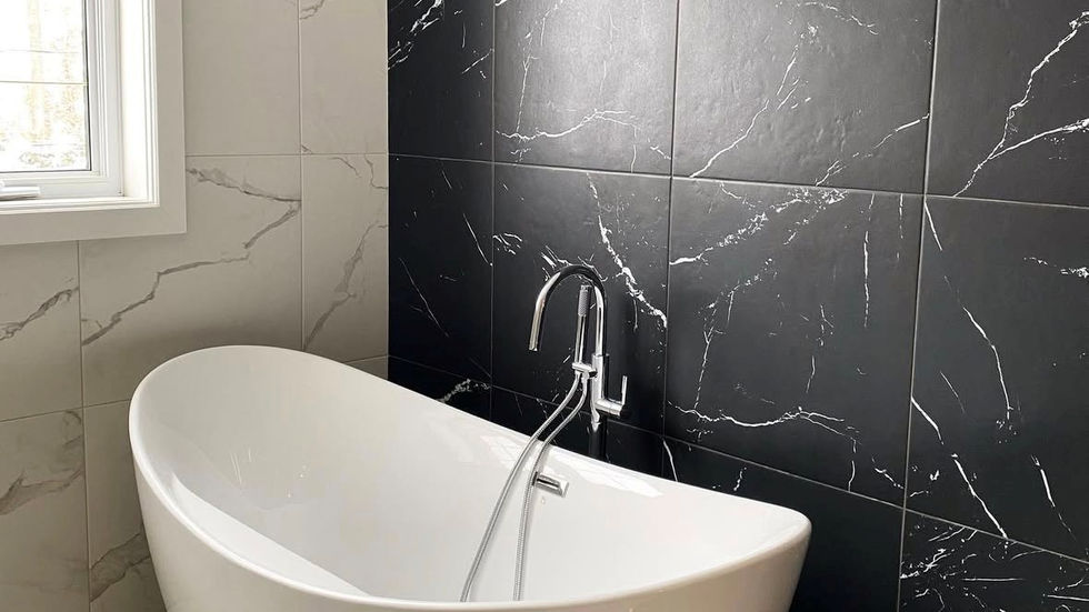 Salle de bain des maîtres au look moderne et raffiné avec contraste blanc et noir