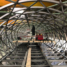 Interieur van de stalen constructie van de Polaris LVNL Loopbrug