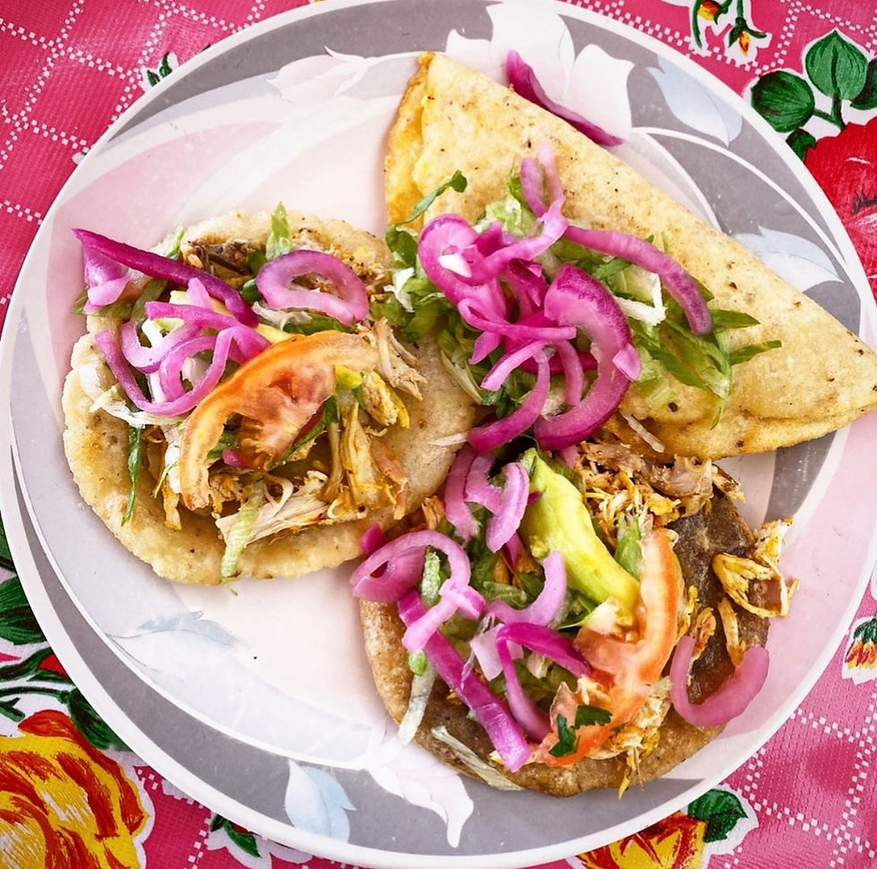 Empanadas y panuchos servidos con cebolla morada