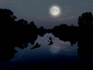 Persona remando en kayak sobre la laguna de Bacalar al anochecer, con cielo estrellado reflejado en el agua. Pareja en kayak.