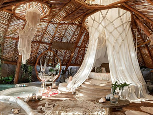 Cabaña artesanal de Azulik Tulum hecha completamente de madera, diseño orgánico inmerso en la selva.