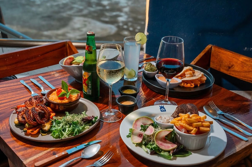 Restaurante con mariscos, cerveza y vino