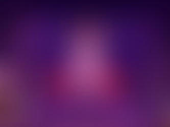 김해가야테마파크 전용 공연장에서 '페인터즈 가야왕국' 공연팀이 가야의 수로왕을 형상화한 대형 라이브 드로잉 작품을 중심으로 포즈를 취하고 있습니다. 중앙에는 황금빛 왕관과 붉은 관복을 입은 위엄 있는 왕의 초상화가 놓여 있고, 그 주위로 4명의 배우가 역동적이고 예술적인 포즈를 선보이고 있습니다. 보랏빛 조명과 무대 위 흩뿌려진 물감 흔적이 공연의 열기를 보여주며, 역사와 현대 예술이 만난 독창적인 무대 분위기를 전달합니다.