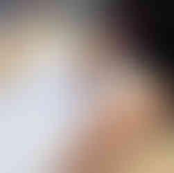 Detaliu cu mâna unui elev care scrie cu atenție pe o foaie de hârtie liniată.