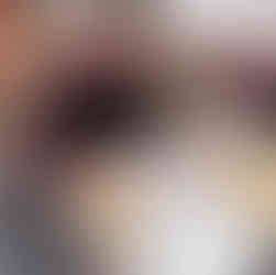 O elevă scriind cu dedicare pe o foaie de concurs, purtând o bluză sport neagră cu detalii roz.