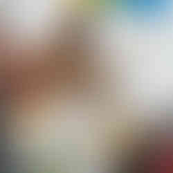 O elevă concentrată asupra unei sarcini de lucru, având alături o broșură colorată pe bancă.