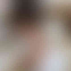 Plan apropiat cu o elevă care scrie cu grijă, folosind un instrument de scris colorat.