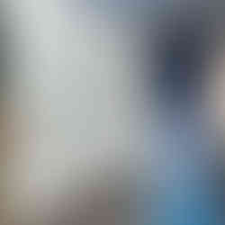 O tablă albă pe care sunt scrise mesaje motivaționale în limba română, lângă un banner publicitar pentru instrumente de scris.