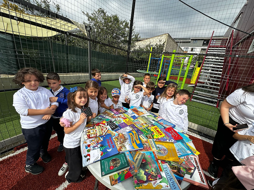 Elevi la târgul de carte.