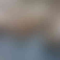 Vedere de ansamblu a unei săli de clasă luminoase, cu elevi așezați individual în bănci, lucrând în liniște.