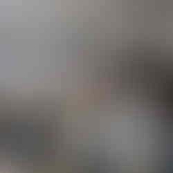 O sală plină de copii așezați pe scaune, participând interactiv la un eveniment sau atelier școlar.