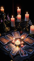 Cartes de tarot et bougies allumées