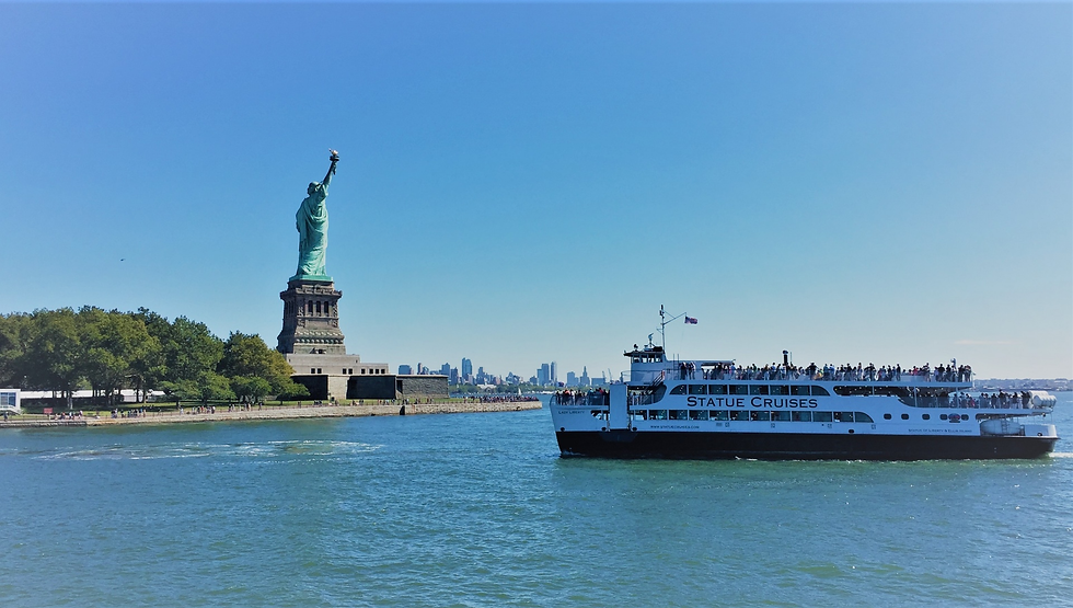 Bateau de croisère autour de la statue de la liberté