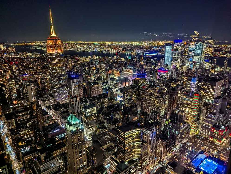 Les lumières magiques de New York et des gratte-ciels illuminés lors d'un vol en hélicoptère nocturne
