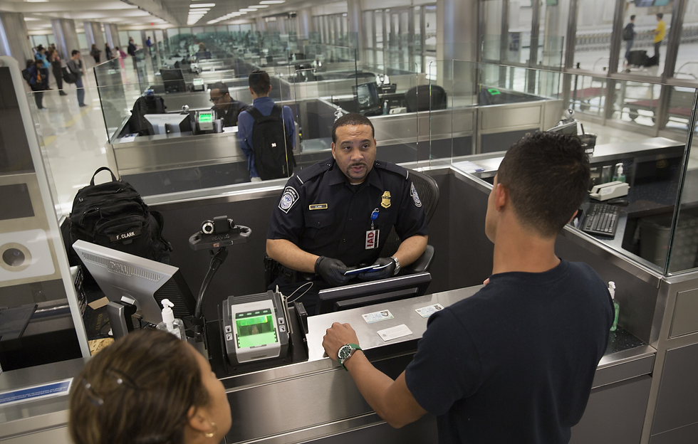 direction de l'immigration et des douanes ("Immigration / Baggage Claim")