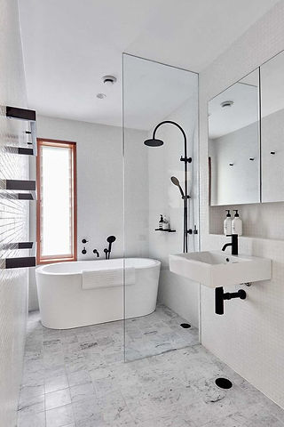 idelisa studio interior design milano box doccia e vasca davanti alla finestra ristrutturazione bagno