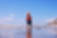 海に面した少年