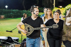 תומר מנגן על בוזוקי