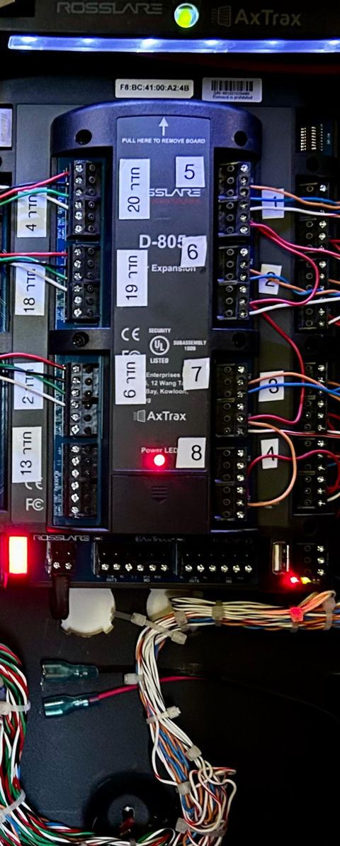 חיווט מערכת בקרת כניסה בקומת משרדים