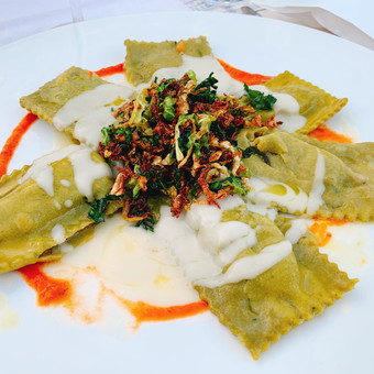 Ravioli di Ribollita, crema di zolfini, pomodoro e cavolo nero croccante