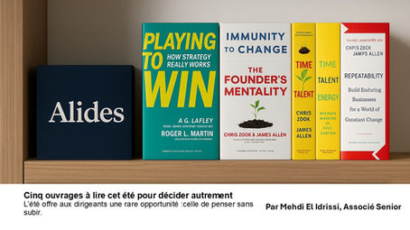 Page de couverture sobre et élégante du dossier « Cinq ouvrages à lire cet été pour décider autrement » publié par Alides | ECI Group. Le design épuré évoque la réflexion stratégique estivale des dirigeants, avec un titre centré en typographie moderne sur fond clair, illustrant un moment de calme propice à la décision structurée.