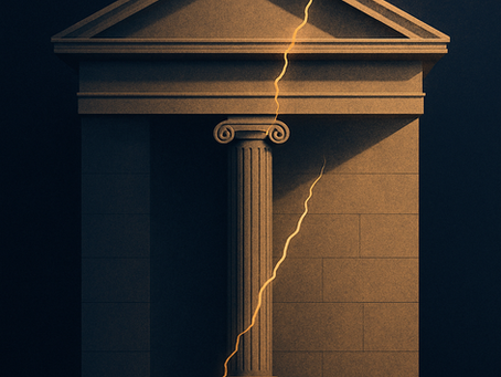Illustration digitale représentant un édifice néoclassique majestueux traversé par une fissure dorée diagonale, symbole subtil de fragilité structurelle. Éclairage rasant et palette bleu nuit/ivoire évoquent la tension calme d’un système en apparence solide mais vulnérable.