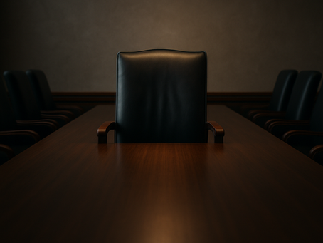 Fauteuil vide au centre d’une salle de conseil, symbolisant la fonction de CEO à pourvoir dans un contexte de succession stratégique. 