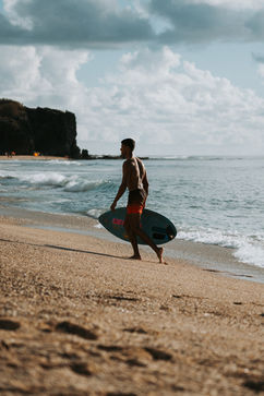 Séance photo d'un surfer à la plage