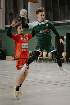 jeune homme entrain de tirer lors d'un match de handball