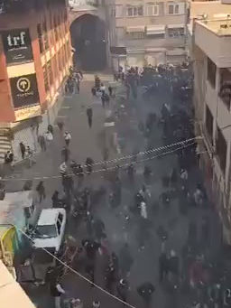 Tehran Grand Bazaar – Clashes Between Protesters and Security Forces, Use of Tear Gas and Retreat of Units